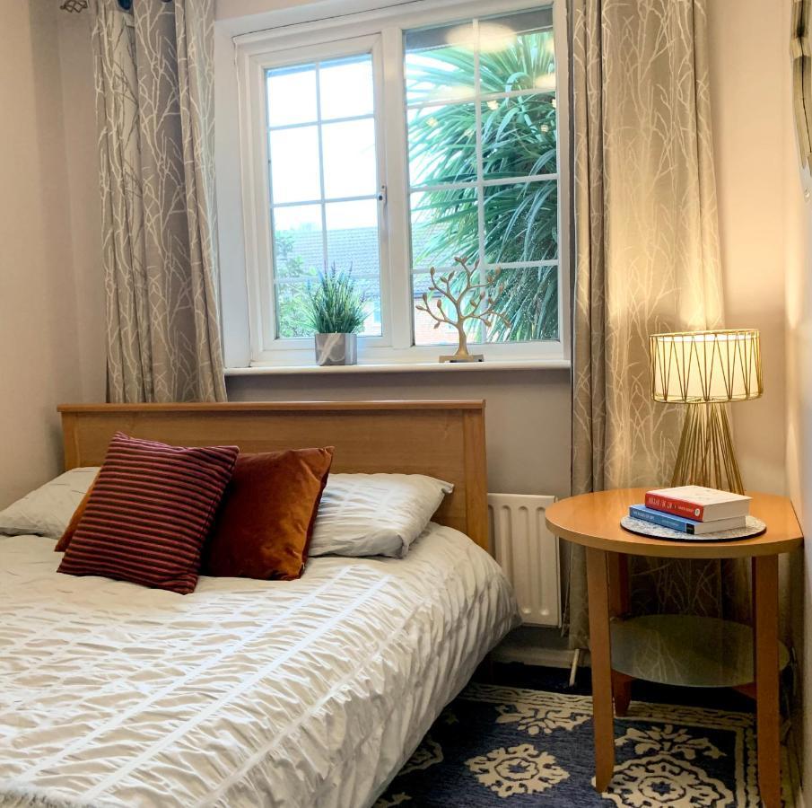 The Lake House, Woking Eksteriør bilde